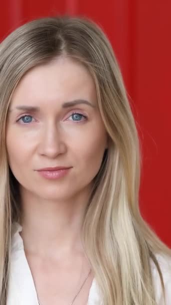 Gesicht Der Schönen Blonden Frau Aus Nächster Nähe — Stockvideo