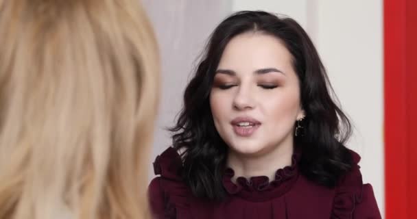 Retrato Una Chica Que Está Hablando Con Amigo Riendo — Vídeos de Stock