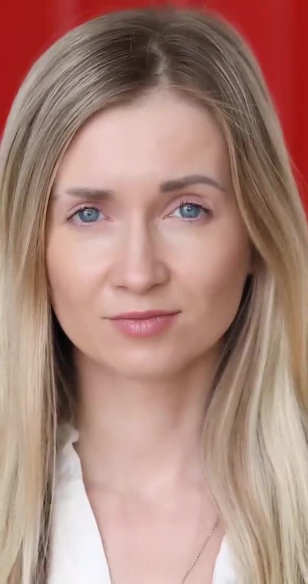Potret Seorang Gadis Dalam Blus Putih Tersenyum Kamera — Stok Video
