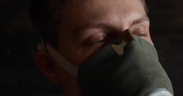 Primer Plano Tipo Una Máscara Virus Mira Hacia Otro Lado — Vídeos de Stock