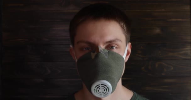 Loseup Kille Mask Från Virus Sätter Flerfärgade Glasögon — Stockvideo