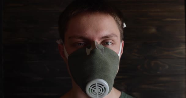戴着防毒面具的特写人员摘除了防毒面具 — 图库视频影像