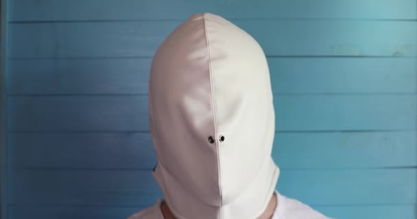 Facet Białej Masce Lateksowej Założył Wielobarwne Okulary — Wideo stockowe