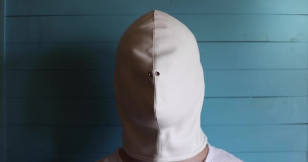 Kille Vit Latex Mask Blå Bakgrund — Stockvideo