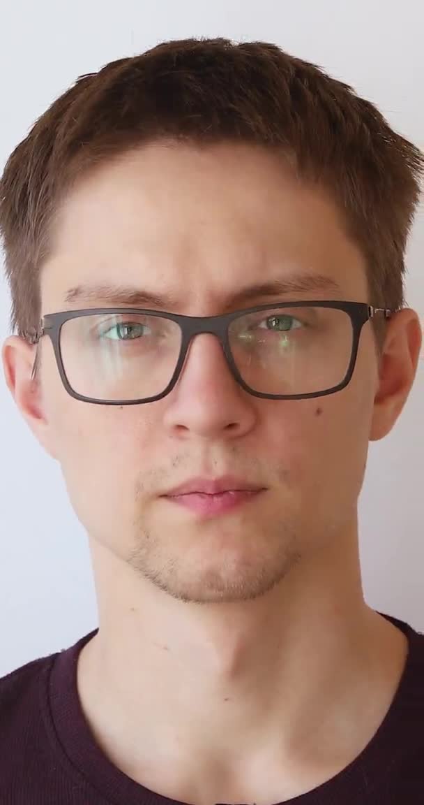 白地に眼鏡をかけた男の肖像画 — ストック動画