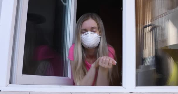 Flicka Medicinsk Mask Ett Öppet Fönster Andas Frisk Luft — Stockvideo