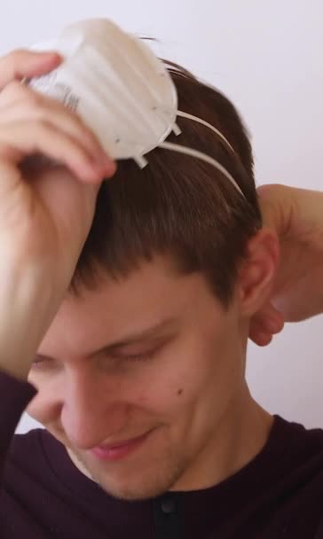 Kille Vit Bakgrund Felaktigt Sätter Antiviral Mask Ansiktet — Stockvideo