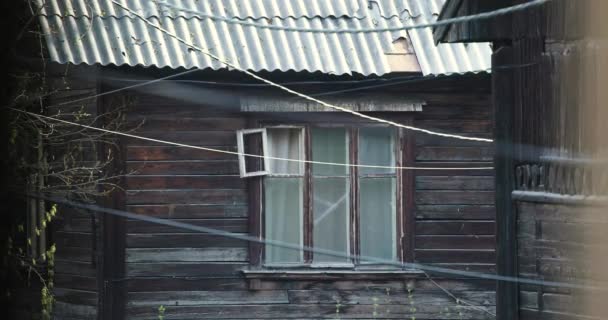 Penceresi Olan Eski Ahşap Bina — Stok video