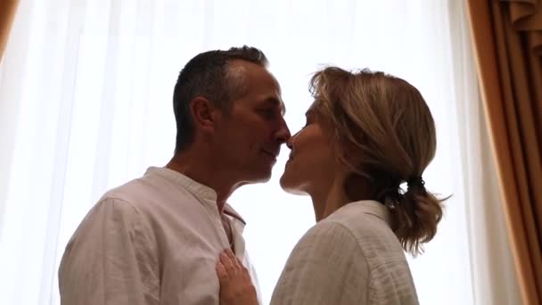 Man Och Kvinna Kyss Bakgrunden Fönstret — Stockvideo