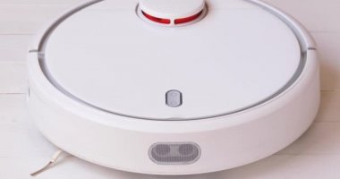 Ellerin elektrik süpürgesinin kapağını aç.