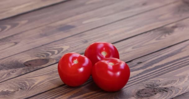 Três Tomates Vermelhos Contexto Marrom Madeira Pequenos Tomates Caem Cima — Vídeo de Stock