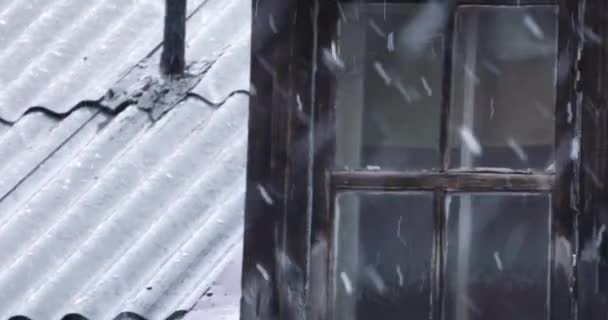 Starker Schneefall Auf Dem Hintergrund Eines Alten Holzhauses — Stockvideo