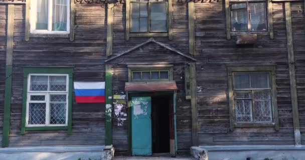 Altes Holzhaus Mit Fahne Der Russischen Föderation — Stockvideo