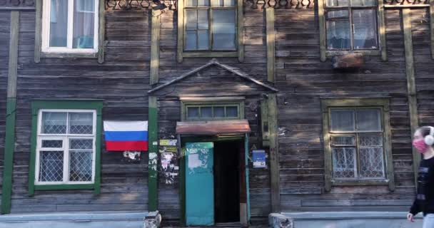 Casa Madeira Velha Com Bandeira Federação Russa — Vídeo de Stock