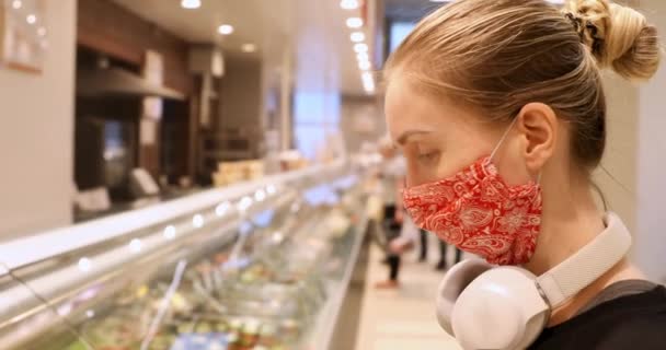 Meisje Met Een Rood Masker Staat Een Winkel Bij Een — Stockvideo