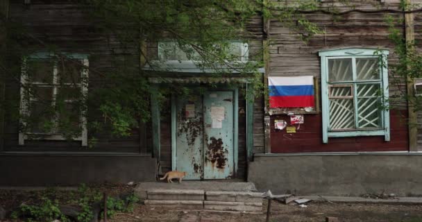 带有俄罗斯联邦国旗的旧木制房子 — 图库视频影像