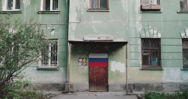 Παλιό Σοβιετικό Σπίτι Σημαία Της Ρωσικής Ομοσπονδίας Στην Πόρτα — Αρχείο Βίντεο