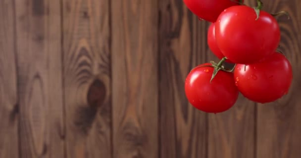 Ramo Tomates Rojos Las Manos Sobre Fondo Marrón Madera — Vídeos de Stock