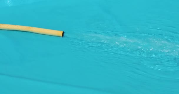 Agua Corre Una Manguera Amarilla Una Piscina Azul — Vídeos de Stock