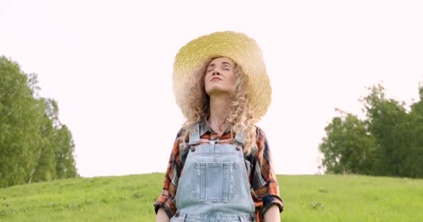 Menina Com Cabelo Louro Encaracolado Chapéu Palha Natureza — Vídeo de Stock