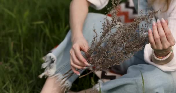 Ragazza Siede Sull Erba Tiene Mano Erbario Secco Mazzo Fiori — Video Stock