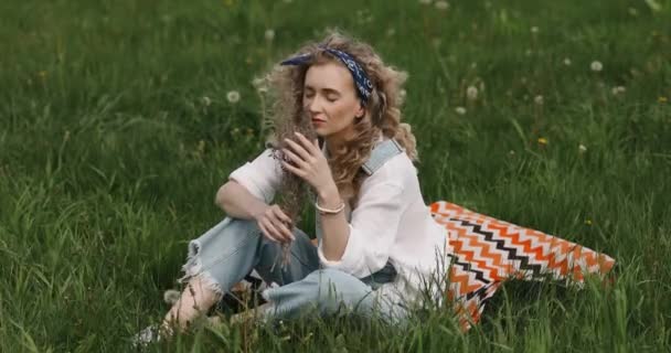 Fille Aux Cheveux Bouclés Assoit Sur Herbe Avec Des Fleurs — Video
