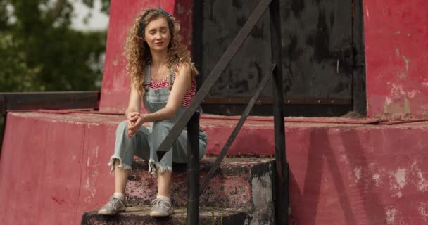 Chica Con Pelo Rizado Overoles Sienta Los Pasos Naturaleza — Vídeos de Stock