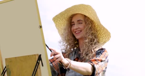 巻き毛の女の子アーティストが自然を利用して — ストック動画