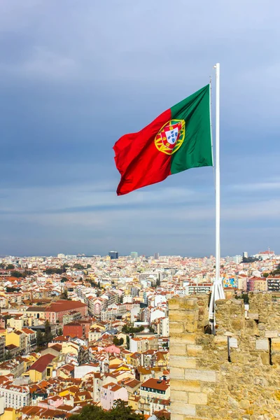 Acenando bandeira portuguesa no topo do Castelo de São Jorge em Lisboa — Fotografia de Stock