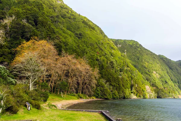 Lago na ilha São Miguel, Açores, Portugal — Fotografia de Stock