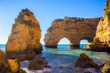 Praia da Marinha, Algavre bölgesinde, Portekiz