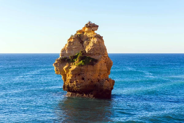 Rocher près de Praia da Marinha, région de l'Algarve, Portugal — Photo