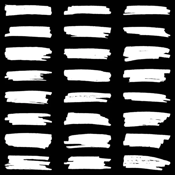 Satz weißer Tuschestriche auf schwarzem Hintergrund, Vektor illustratio — Stockvektor
