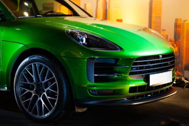 Jeep yeşili, şehirde off-road aracı