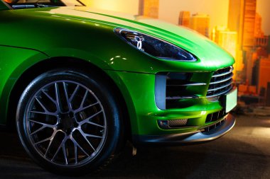 Jeep yeşili, şehirde off-road aracı