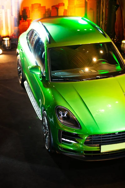 市内のジープ緑、オフロード車 — ストック写真
