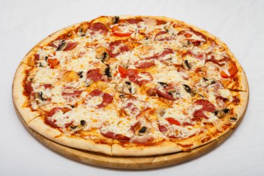 Beyaz arka planda tahta üzerinde pizza.