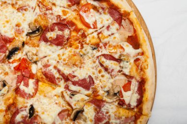 Beyaz arka planda tahta üzerinde pizza.