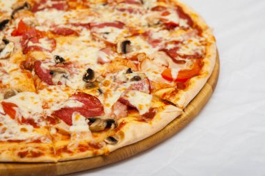 Beyaz arka planda tahta üzerinde pizza.