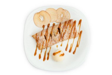 Beyaz arka planda elmalı cheesecake, çikolatalı sulu..