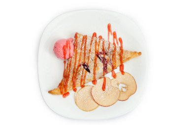 Beyaz arka planda elmalı cheesecake, çikolatalı sulu..