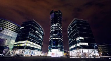 Gece gökdelen, Varşova şehri Polonya, yerden fotoğraf