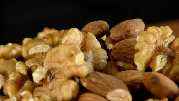 Макровзгляд на миндаль и грецкий орех — стоковое видео