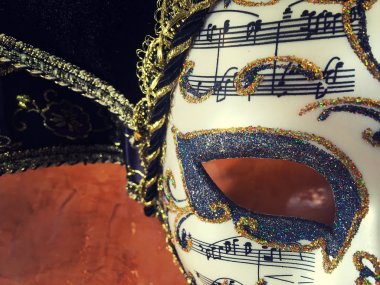 Maske ve müzik