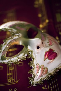 Maske ve müzik