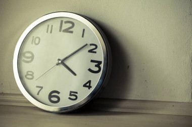 Duvardaki saat.
