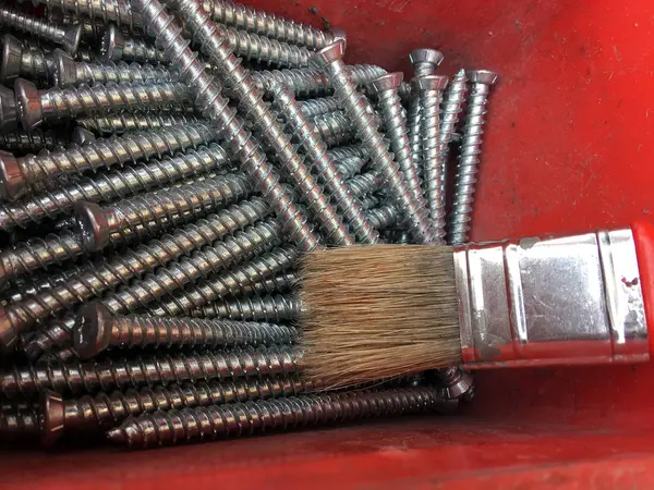 Nägel und Pinsel in der Werkzeugtasche — Stockfoto
