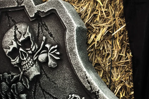 Esqueleto en concepto de Halloween lápida — Foto de Stock