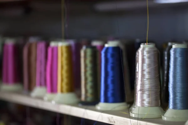 Rodillo textil de tela de algodón de fibra en bobina y cuerdas ligeras Hilado —  Fotos de Stock