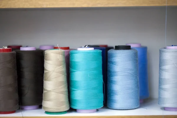 Rodillo textil de tela de algodón de fibra en bobina y cuerdas ligeras Hilado —  Fotos de Stock